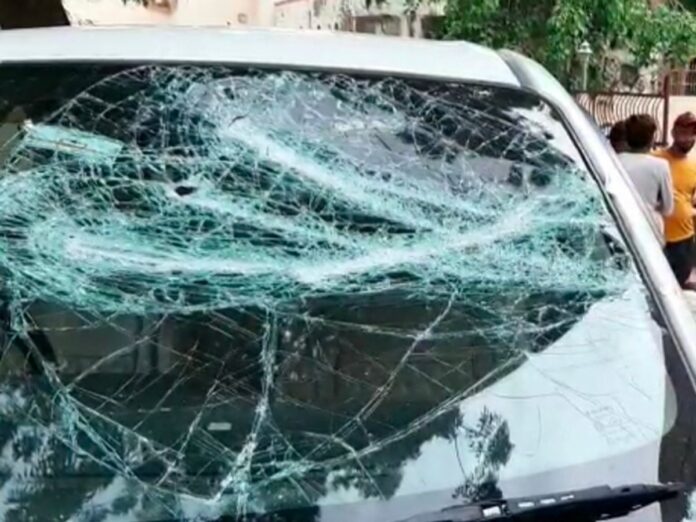 माइनिंग व्यापारी पर लाठी-सरियों से किया जानलेवा हमला:बदमाशों ने गाड़ी में भी की तोड़फोड़, सिर और हाथ में आई गंभीर चोटें